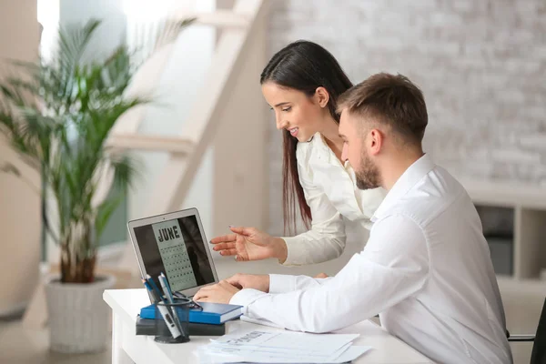 Pracovníci sady Office používající při práci kalendář na obrazovce přenosného počítače — Stock fotografie