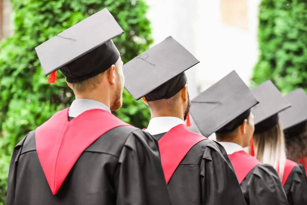 Bekarlığa veda cüppesi giyen genç öğrenciler