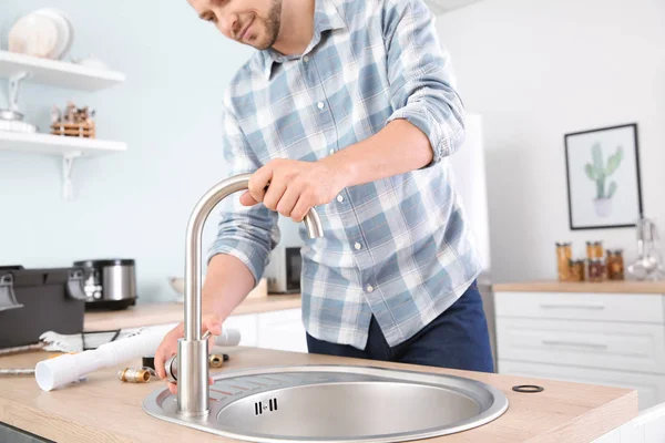 Rörmokare installera Sink i köket — Stockfoto