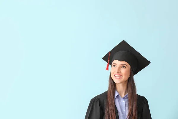 Graduada femenina sobre fondo de color — Foto de Stock