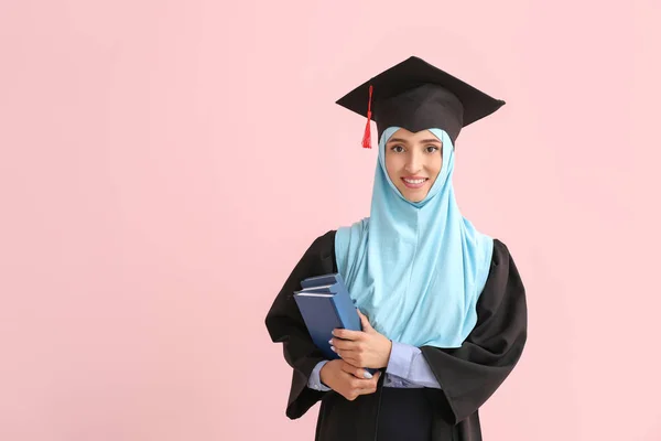 Musulmane diplômée sur fond de couleur — Photo