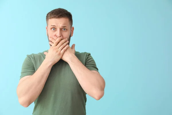 Man met paniekaanval op kleur achtergrond — Stockfoto