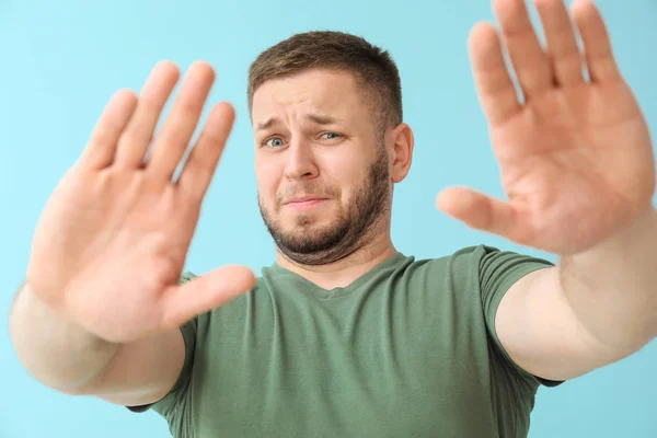 Man having panic attack on color background — Stock Photo, Image