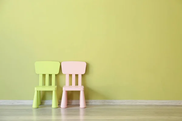 Chairs near color wall in room — Stock Photo, Image