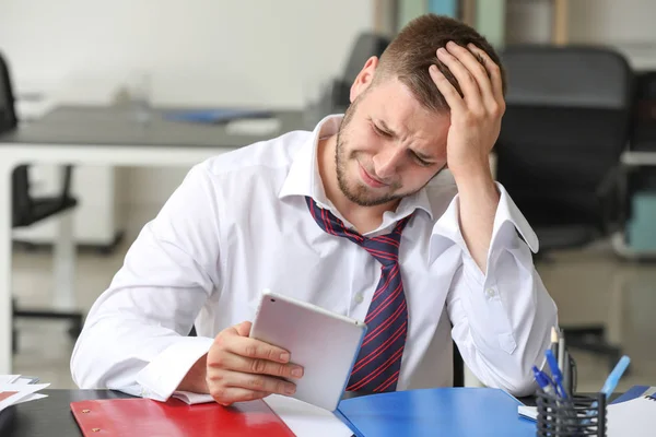 Geschäftsmann mit Panikattacke im Amt — Stockfoto