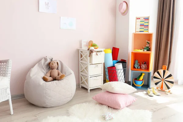 Интерьер современной детской комнаты — стоковое фото