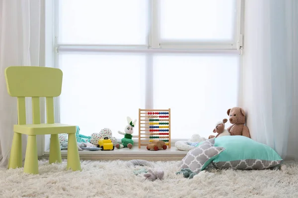 Интерьер современной детской комнаты с игрушками — стоковое фото
