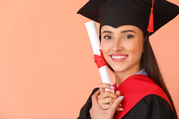 Diploma femminile con diploma su sfondo a colori — Foto Stock