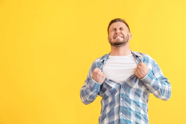 Man met paniekaanval op kleur achtergrond — Stockfoto