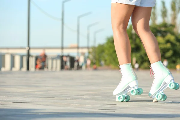 Adolescente chica en patines al aire libre — Foto de Stock