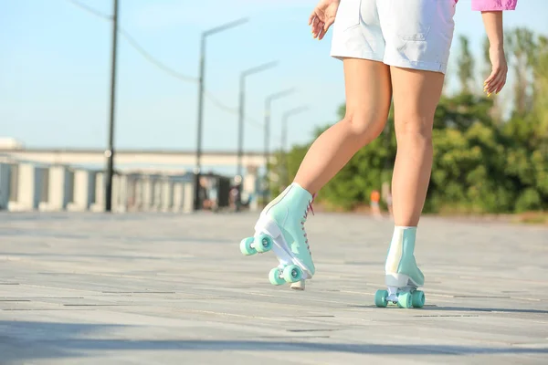 Teenage girl on roller skates outdoors — Stock Photo, Image