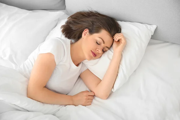 Manhã de bela jovem mulher dormindo na cama — Fotografia de Stock