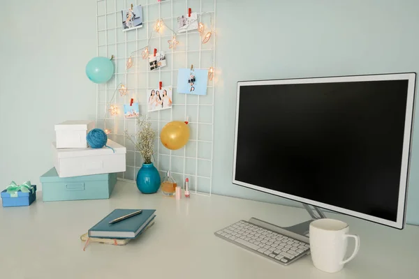 Local de trabalho com placa de humor e computador no quarto moderno — Fotografia de Stock