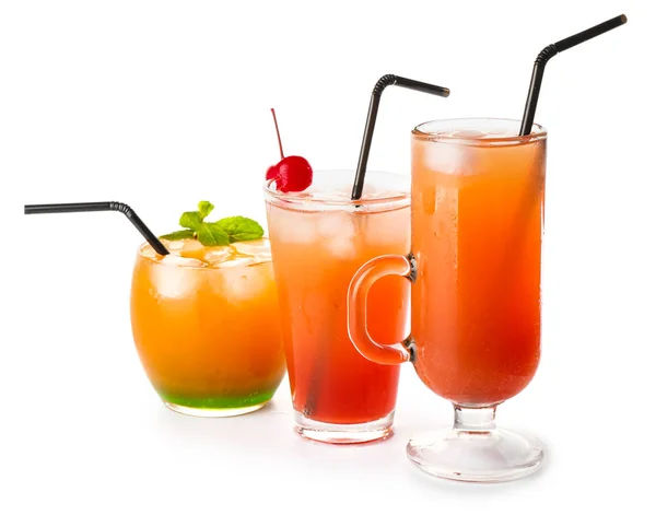 Bicchieri di gustosi cocktail estivi su sfondo bianco — Foto Stock