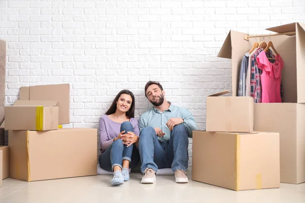 Yeni eve taşındıktan sonra eşyalarını ile genç çift