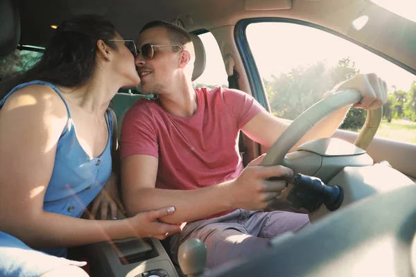 Happy young couple traveling by car — Stock Photo, Image