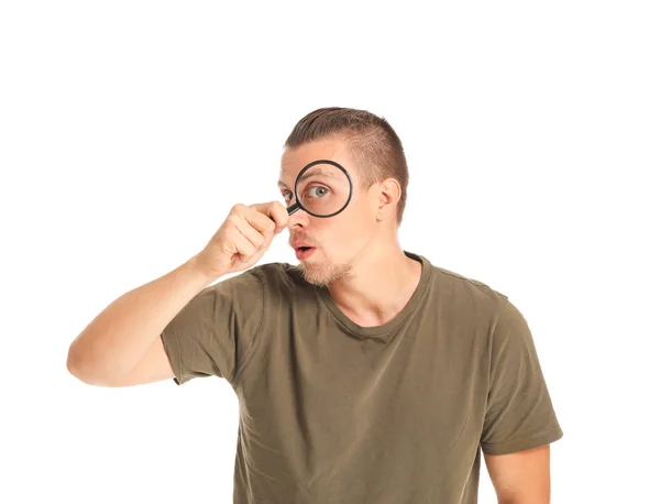 Giovane uomo con lente d'ingrandimento su sfondo bianco — Foto Stock