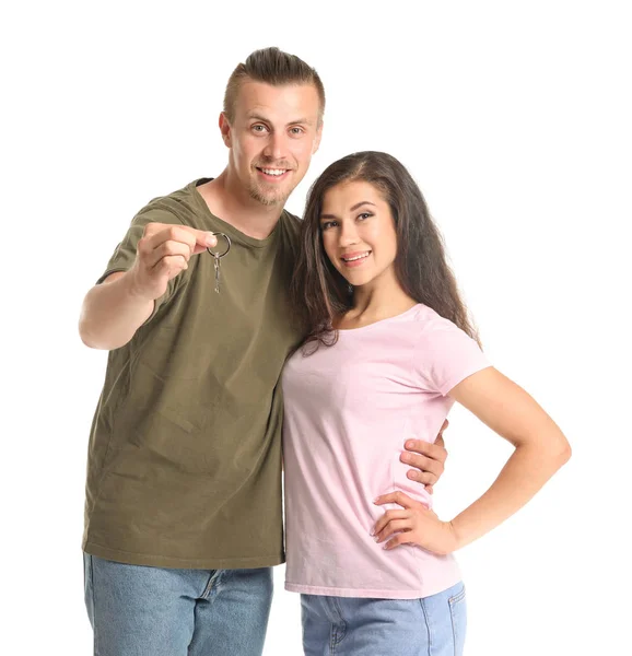 Feliz joven pareja con llave de coche nuevo sobre fondo blanco — Foto de Stock