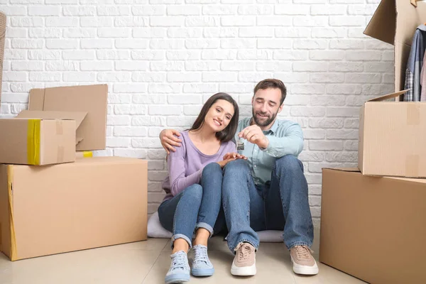 Junges Paar mit Habseligkeiten nach Einzug in neues Haus — Stockfoto