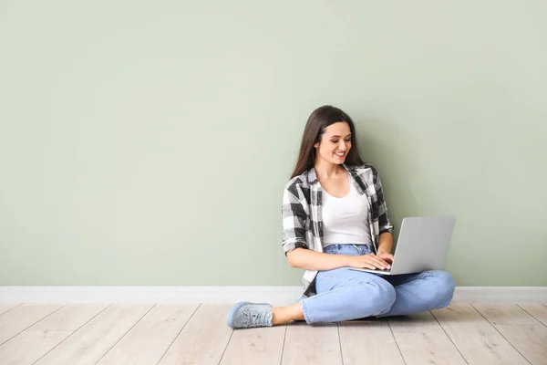 Θηλυκό blogger με φορητό υπολογιστή δίπλα στο χρώμα τοίχου — Φωτογραφία Αρχείου