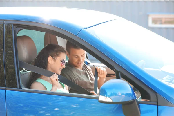 Boldog fiatal pár utazik autóval — Stock Fotó