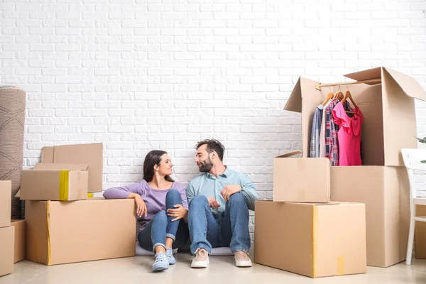 Jong stel met bezittingen na het verhuizen naar een nieuw huis — Stockfoto