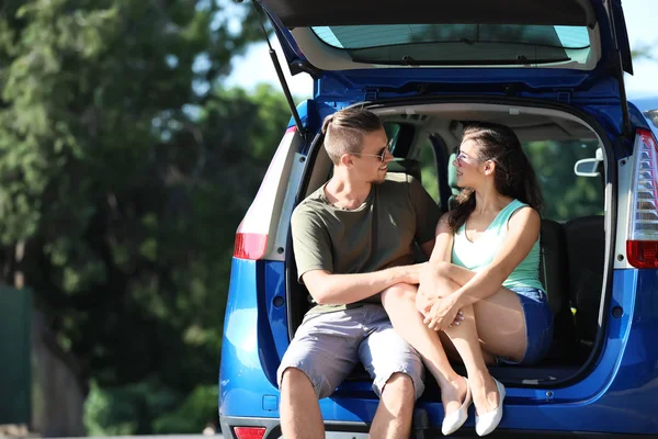 Happy young couple near car outdoors — Stock Photo, Image