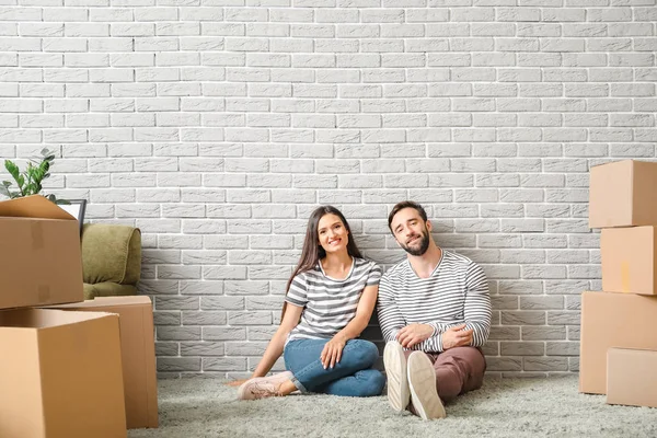 Yeni eve taşındıktan sonra eşyalarını ile genç çift