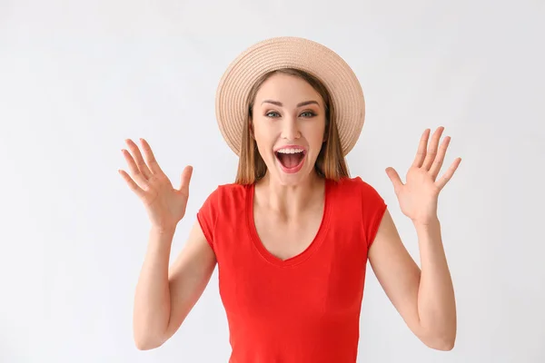 Mujer joven emocionada sobre fondo blanco — Foto de Stock