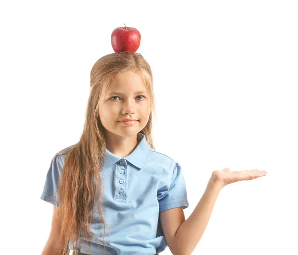 Malá školka s jablkem na bílém pozadí — Stock fotografie