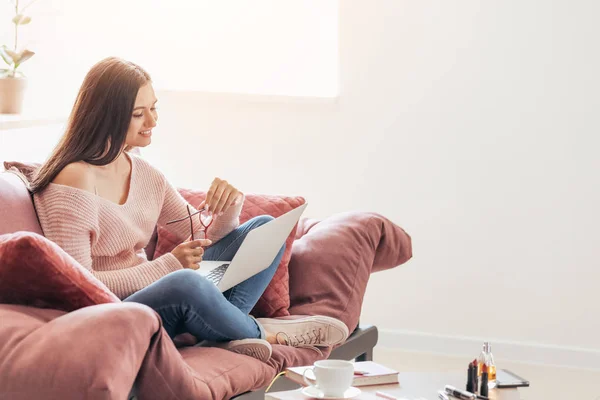 Jonge vrouwelijke blogger met laptop thuis — Stockfoto