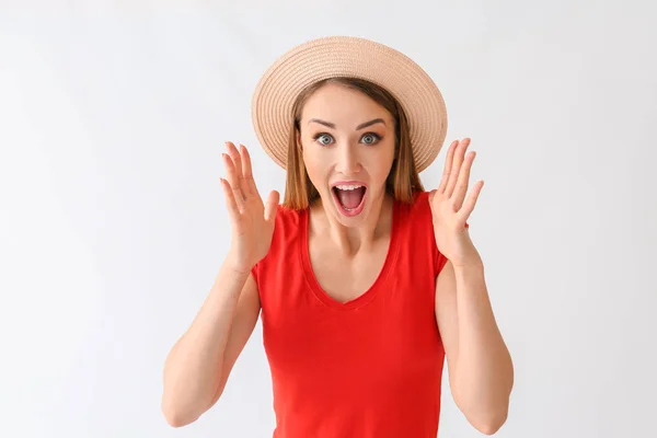 Geschokt jonge vrouw op witte achtergrond — Stockfoto