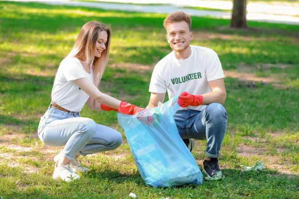 Volunteers gathering garbage in park — Stock Photo, Image