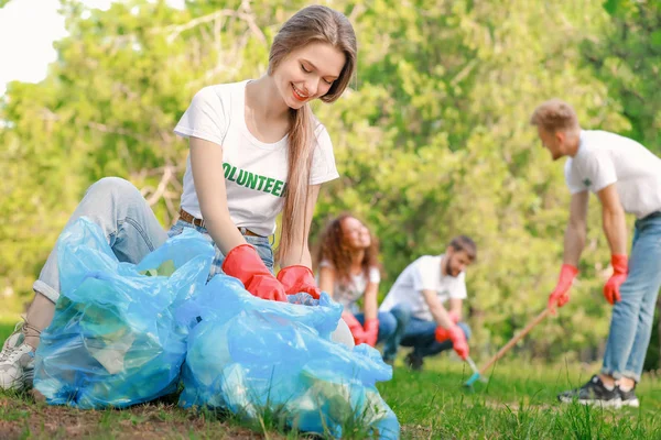 公園でゴミを集める女性ボランティア — ストック写真