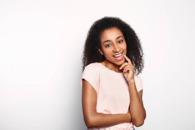 Beyaz arka planda mutlu Afrikalı-Amerikalı kadın portresi