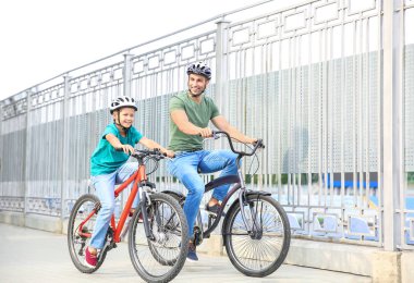 Mutlu baba ve oğul açık havada bisikletsürme