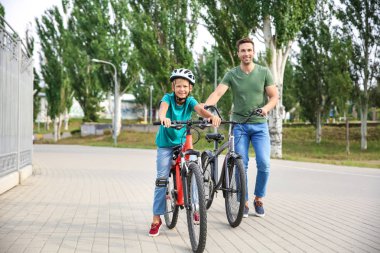Mutlu baba ve oğul açık havada bisikletsürme