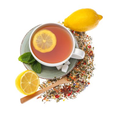 Beyaz arka planda limonlu sıcak çay.