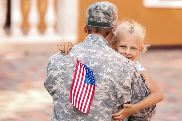Glücklicher Militärmann, der seine Tochter im Freien umarmt — Stockfoto