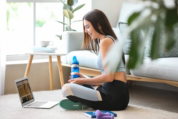 Vrouwelijke sport blogger met laptop thuis — Stockfoto