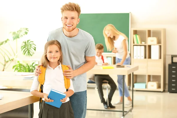 Father with little girl in classroom — Stock Photo, Image