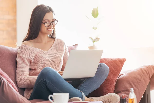 Giovane blogger donna con laptop a casa — Foto Stock