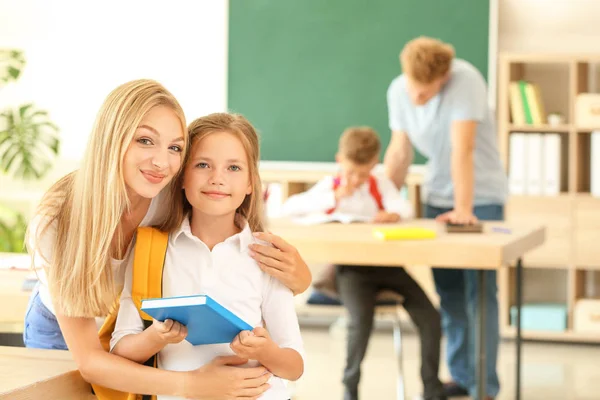 Mãe com a menina na sala de aula — Fotografia de Stock