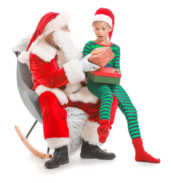 Père Noël et petit elfe enfant avec des cadeaux sur fond blanc — Photo