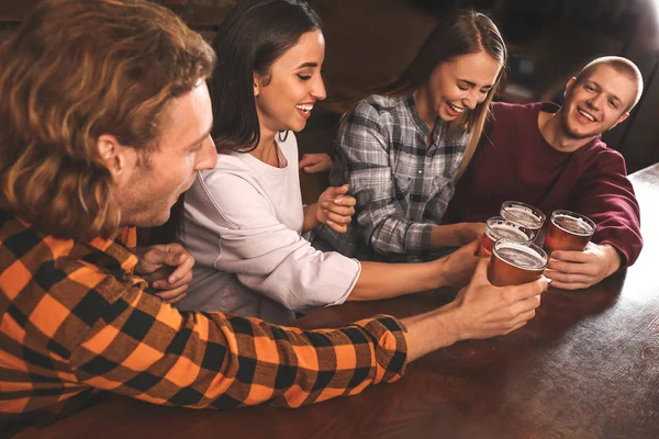 Φίλοι πίνοντας φρέσκια μπύρα στην παμπ — Φωτογραφία Αρχείου