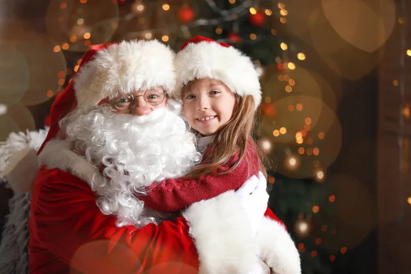 Дід Мороз і маленька дівчинка в кімнаті, прикрашену на Різдво — стокове фото