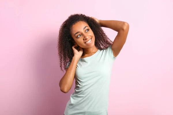 Ritratto di donna afro-americana felice su sfondo a colori — Foto Stock