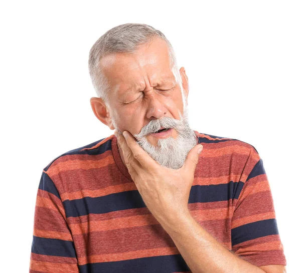 Senior man som lider av tandvärk mot vit bakgrund — Stockfoto