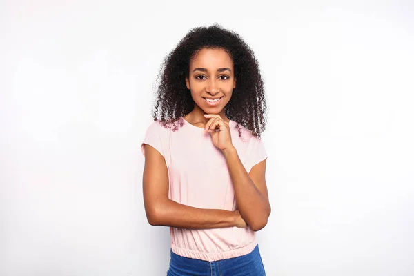 Retrato de una hermosa mujer afroamericana sobre fondo blanco —  Fotos de Stock