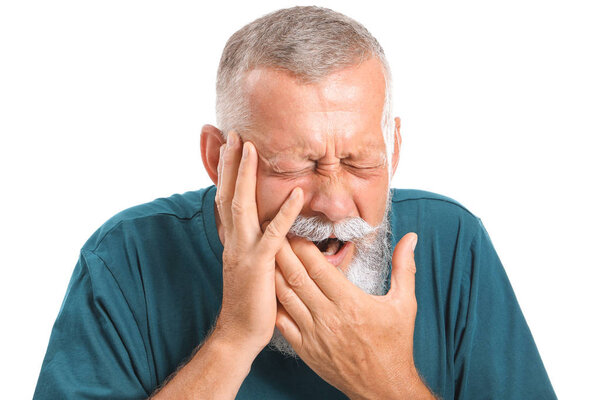 Старший мужчина страдает от зубной боли на белом фоне
